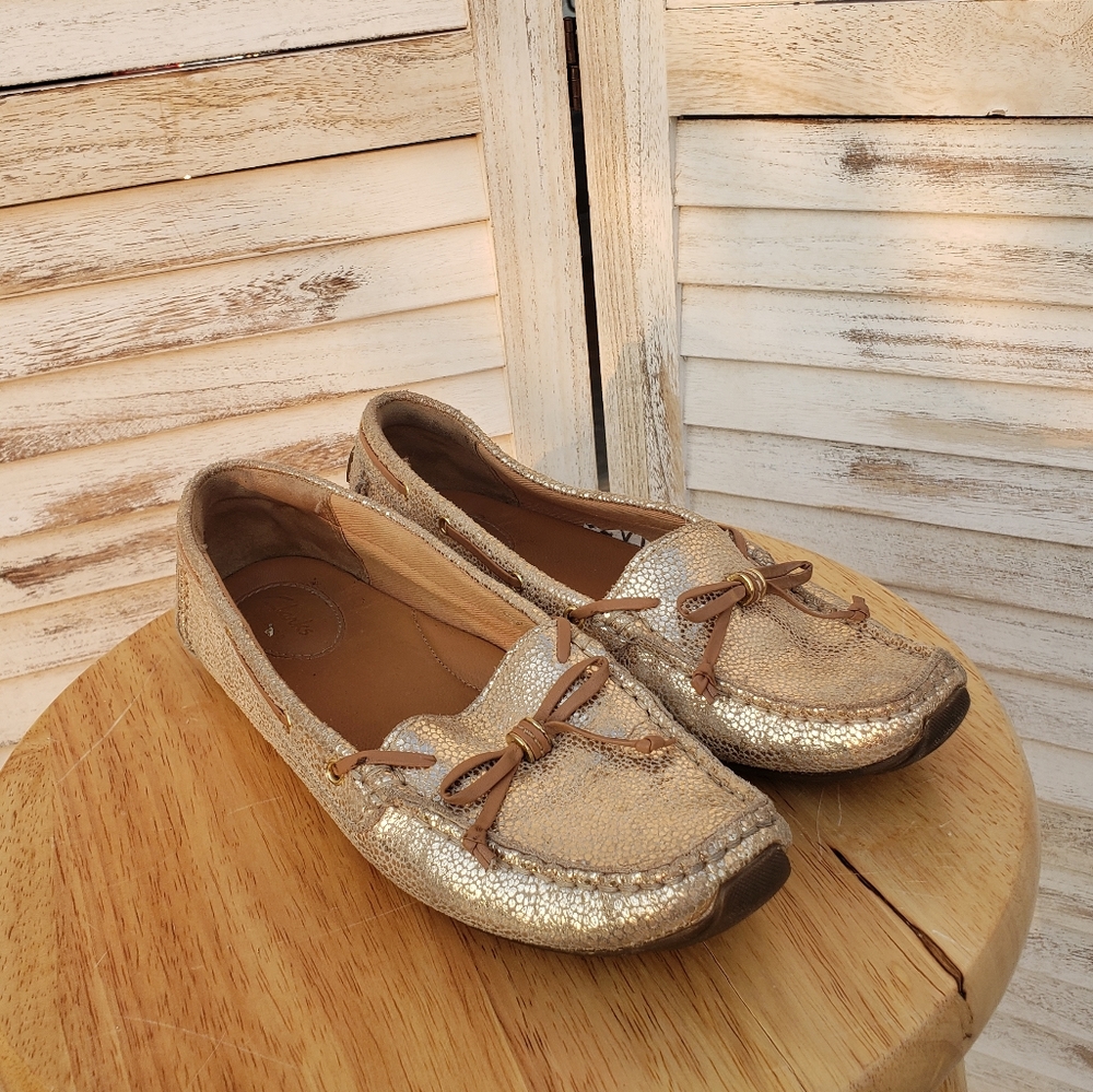 Clarks artisan gold flats size 7M(54)